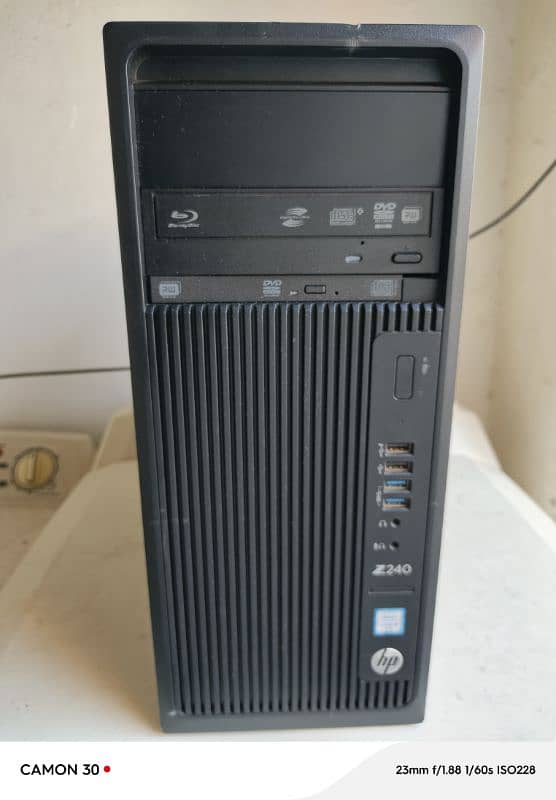 HP Z240  Tower 0