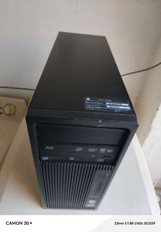 HP Z240  Tower 1