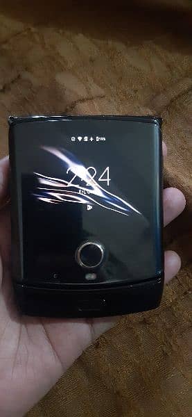 Moto RAZR 2019 PTA Approved Flip Phone 7