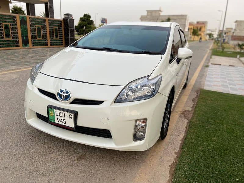 Toyota Prius 2014/10 Lahore REG Totally Genuine 2