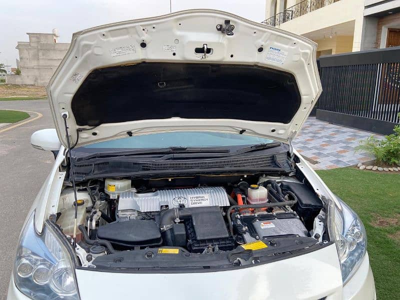 Toyota Prius 2014/10 Lahore REG Totally Genuine 3