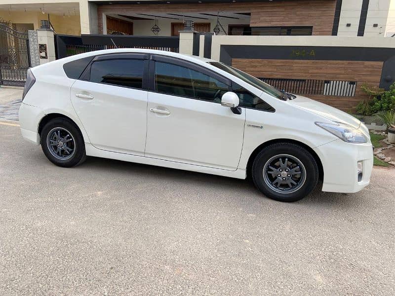 Toyota Prius 2014/10 Lahore REG Totally Genuine 5