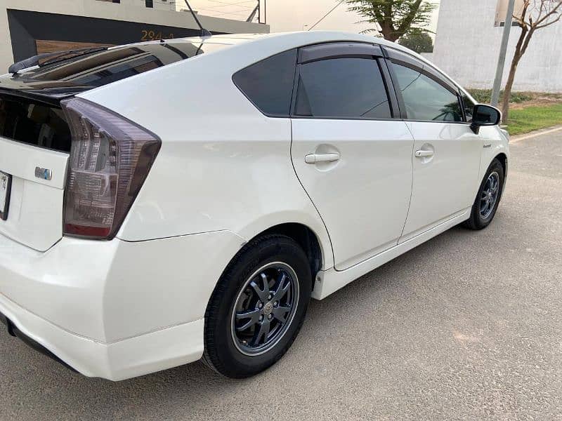 Toyota Prius 2014/10 Lahore REG Totally Genuine 6