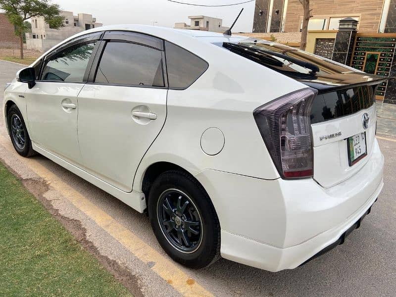 Toyota Prius 2014/10 Lahore REG Totally Genuine 8