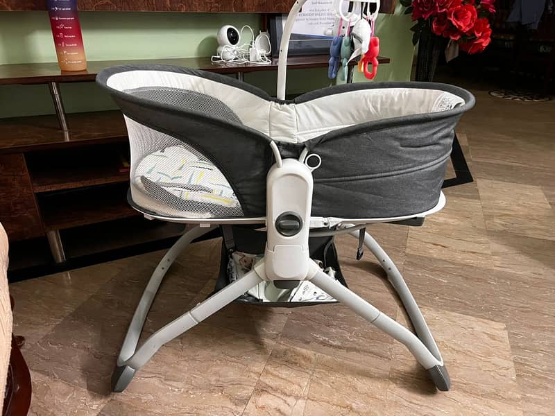 Mastela 6 in 1 Multi-Function Bassinet 2