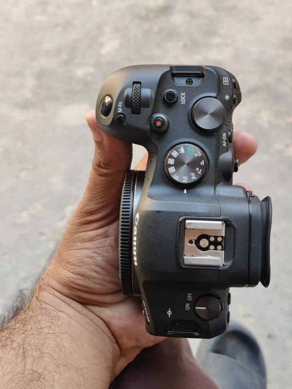 Canon R6 . Body 10/10. orignal 1 battery+charger. With Box . SC (30k) 2