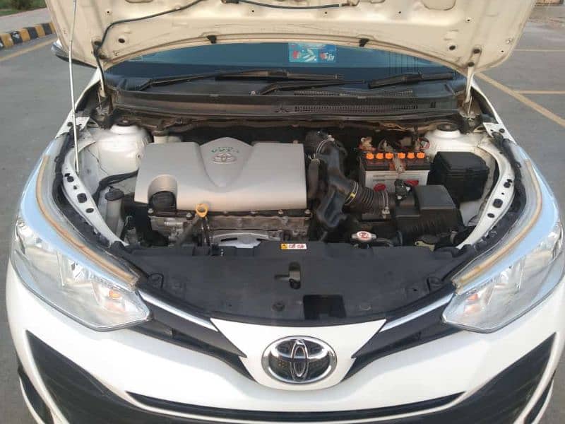 Toyota yaris Ativ 13