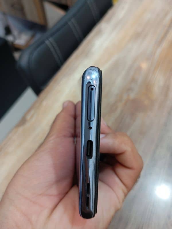 Oneplus 9.10/10 condition. Dual sim approved. (12/256gb) storage. 5