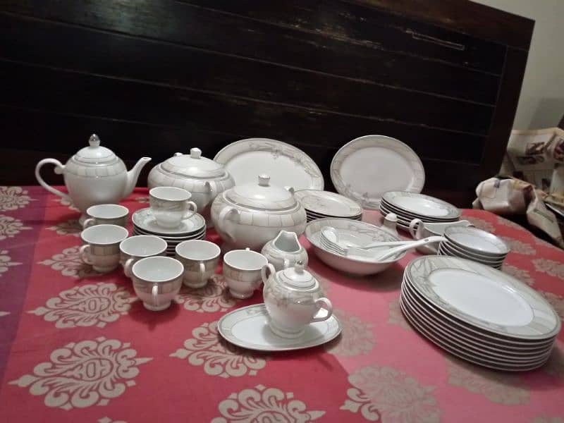 72 PCs dinner set urgent sale 0