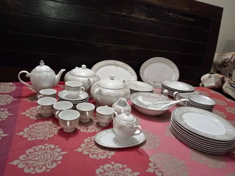 72 PCs dinner set urgent sale 1