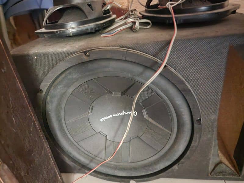 Pioneer car speakers with base and 4channel amplifier 1