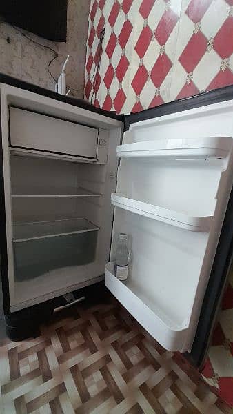 esquire mini  room fridge 1