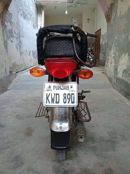 Honda CD 70 motorcycle - condition 10/10 - one hand use 0