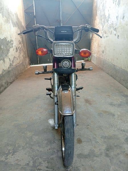 Honda CD 70 motorcycle - condition 10/10 - one hand use 1