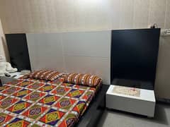 Muje apna furniture sale krna white black king size bed drsing