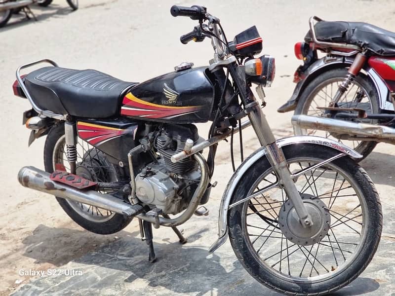 muje apni bike 125 sale krni multan num 2011 plz add pr lena phla 3