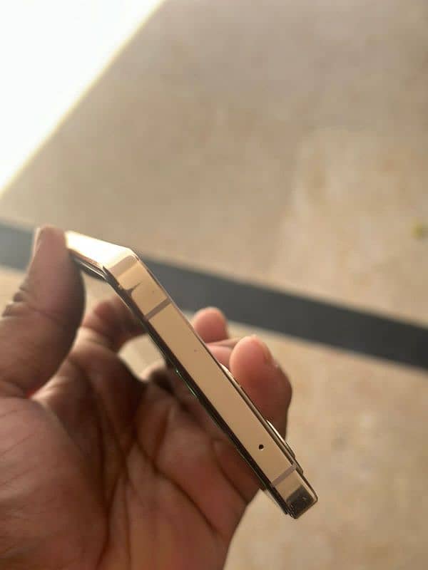 Vivo V23 5G  -Gold color 2