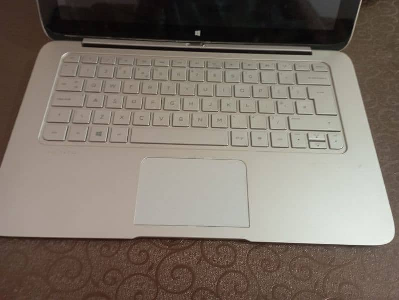 HP spectre 13 x2 pro i5 4th 4gb 128 gb SSD m2 3 hour plus battery 9