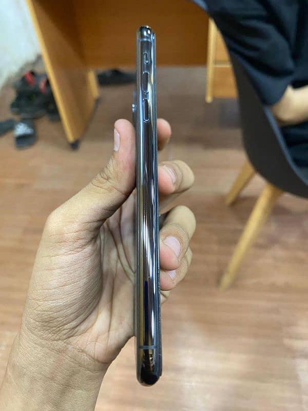 Iphone 11 pro max 10/10 condition 2