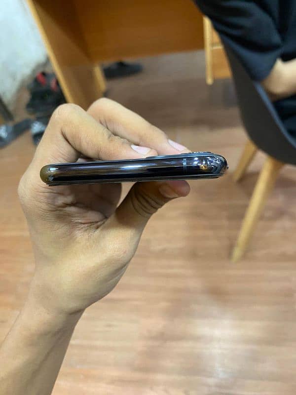 Iphone 11 pro max 10/10 condition 4