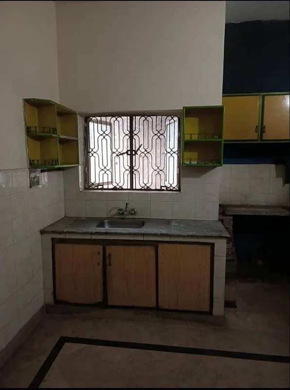 Allama Iqbal Town 10 Marla Upper Portion For Rent 2