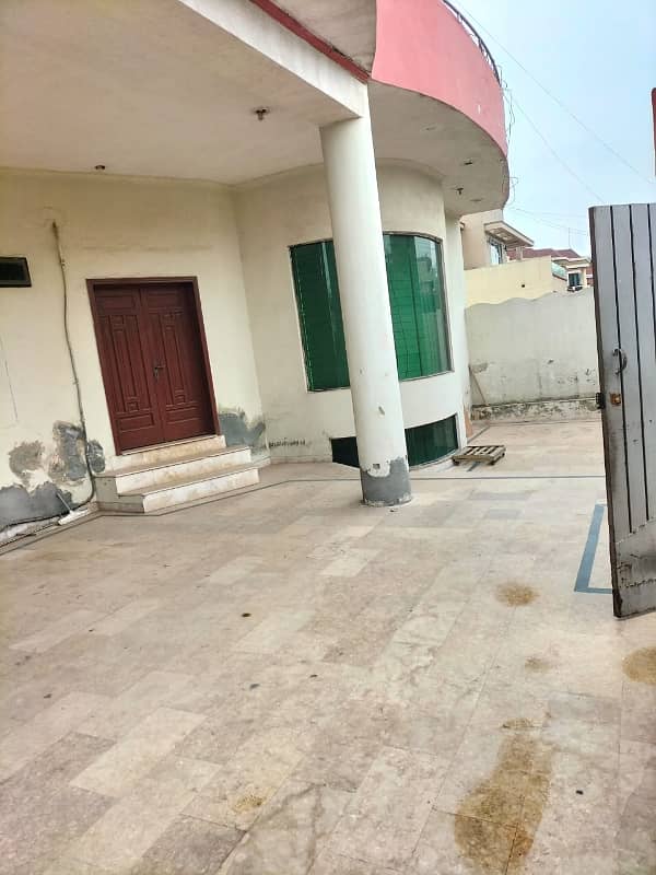 1 Kanal Facing Park With Full Basement Available House For Sale on 60 Feet Road 4