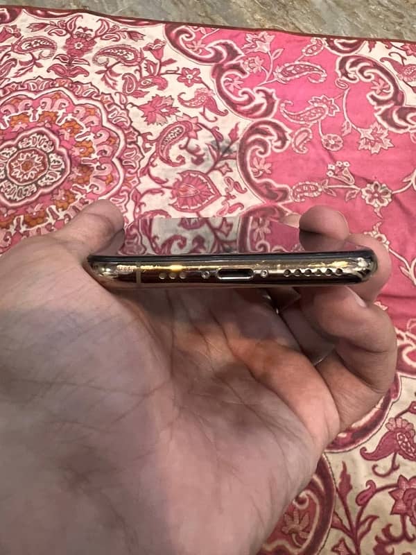 iphone xs gold colour 0