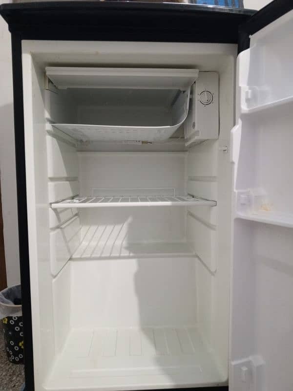 esquire mini referigerator/Room Fridge/slightly used 0