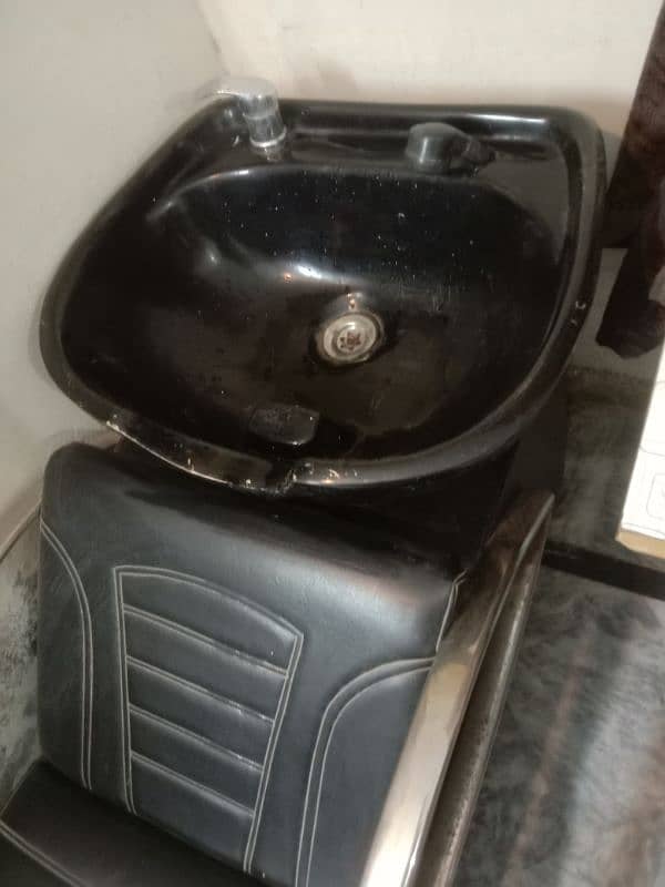 2 Saloon chairs and 1 washing unit for sale 2