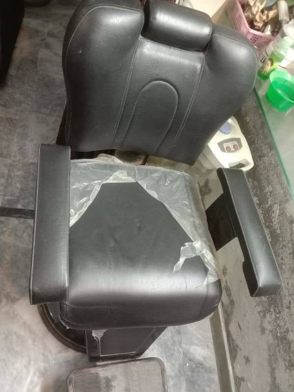 2 Saloon chairs and 1 washing unit for sale 3