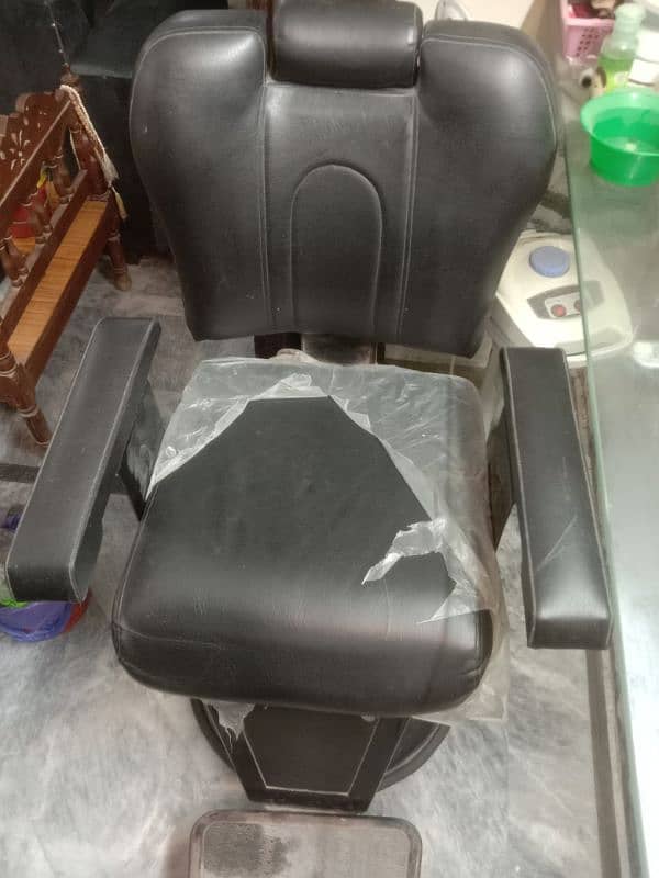 2 Saloon chairs and 1 washing unit for sale 4