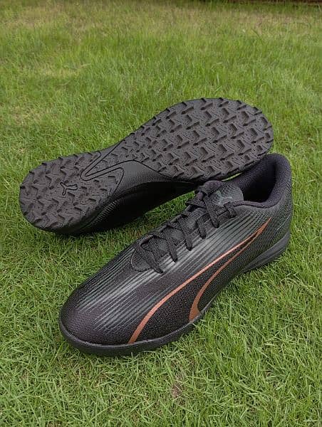 PUMA ULTRA PLAY Turf Grippers 1