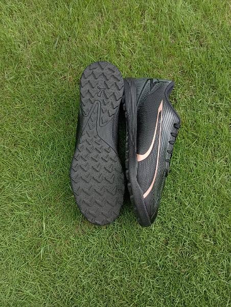 PUMA ULTRA PLAY Turf Grippers 9