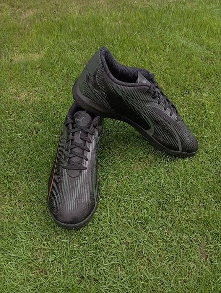 PUMA ULTRA PLAY Turf Grippers 12