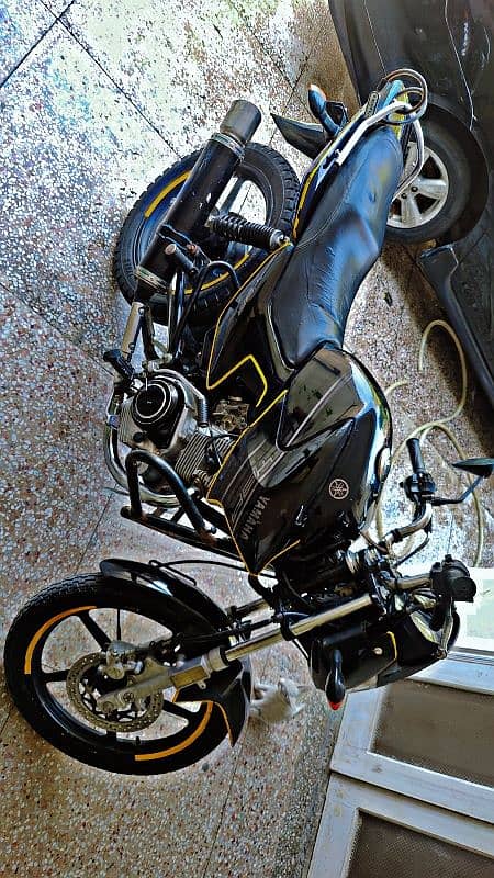 BLACK YAMAHA YBR 125 2