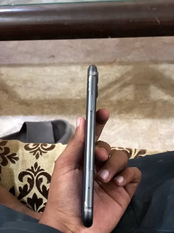 iphone 11 jv 64gb sath charger hai 79 battery health hai 3