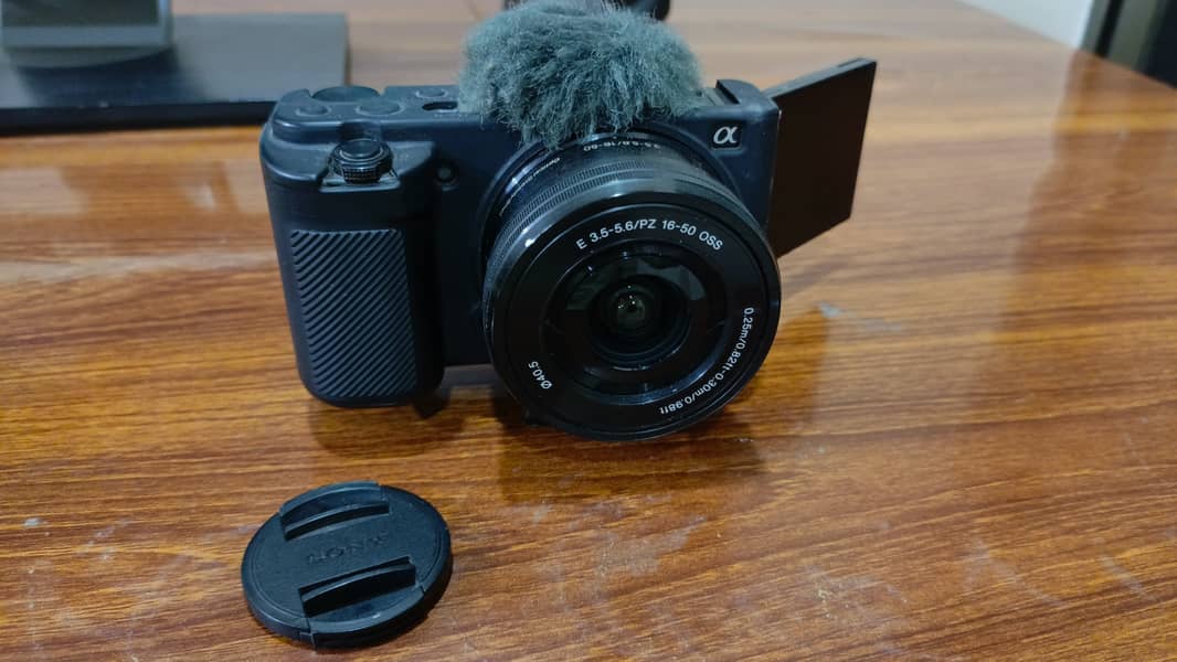 Sony ZV-E10 with Lens 16-50mm with extra battery, 64GB Memory Card 2