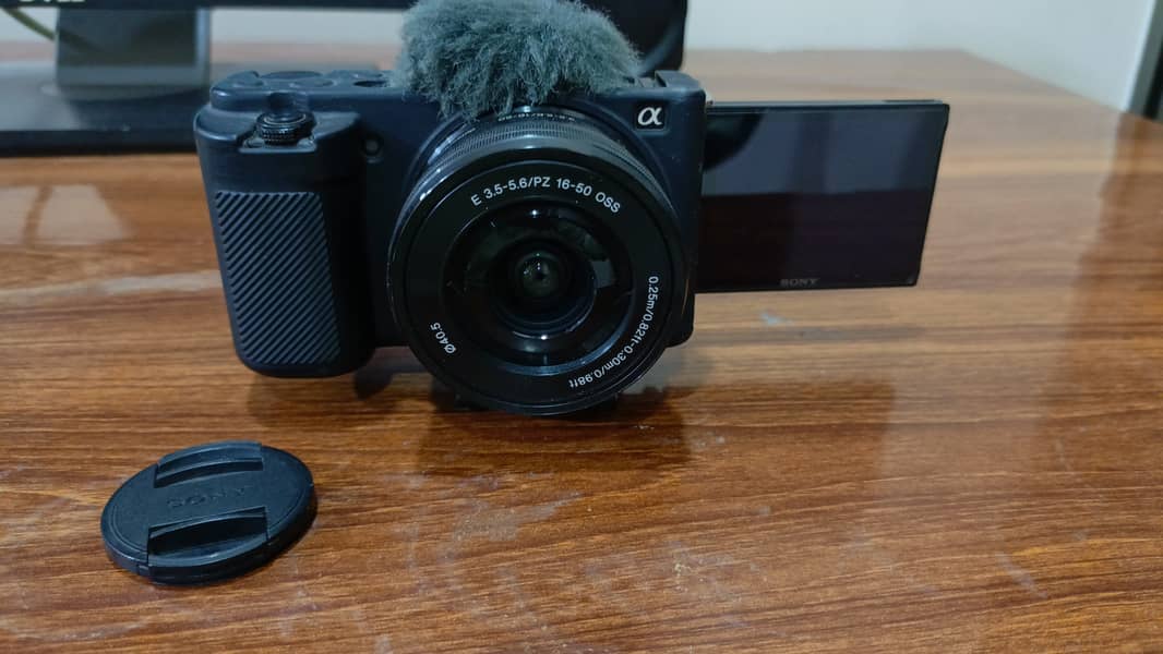 Sony ZV-E10 with Lens 16-50mm with extra battery, 64GB Memory Card 3