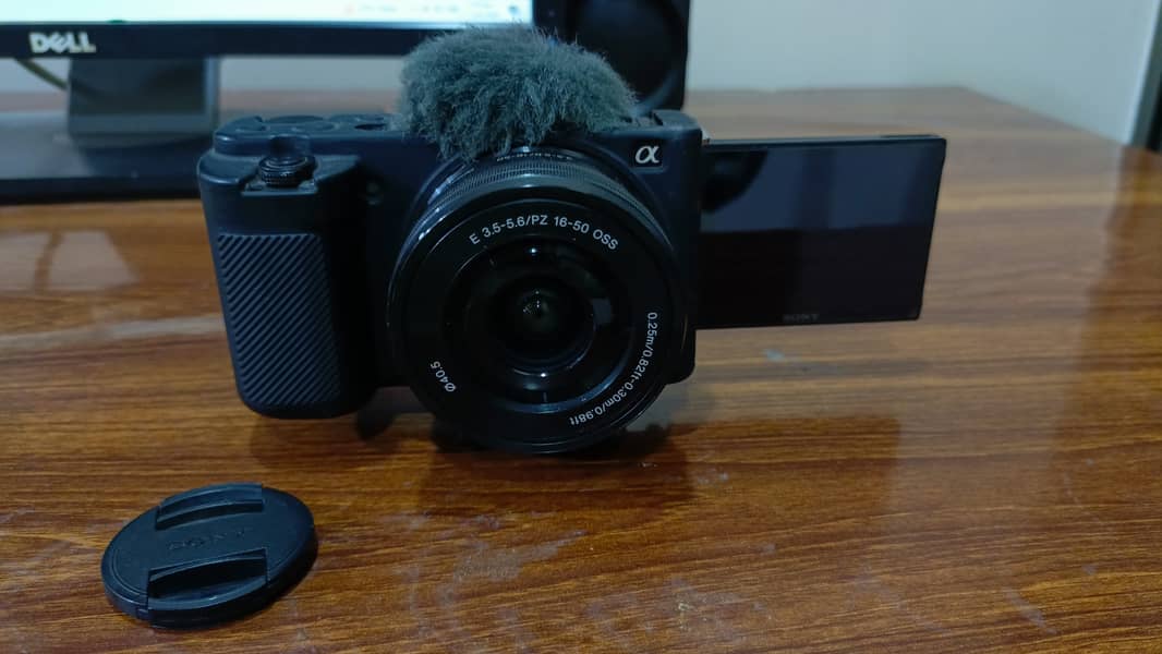 Sony ZV-E10 with Lens 16-50mm with extra battery, 64GB Memory Card 4