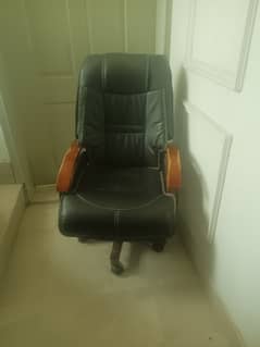 Office Executive/ Boss chair in good condition is up for