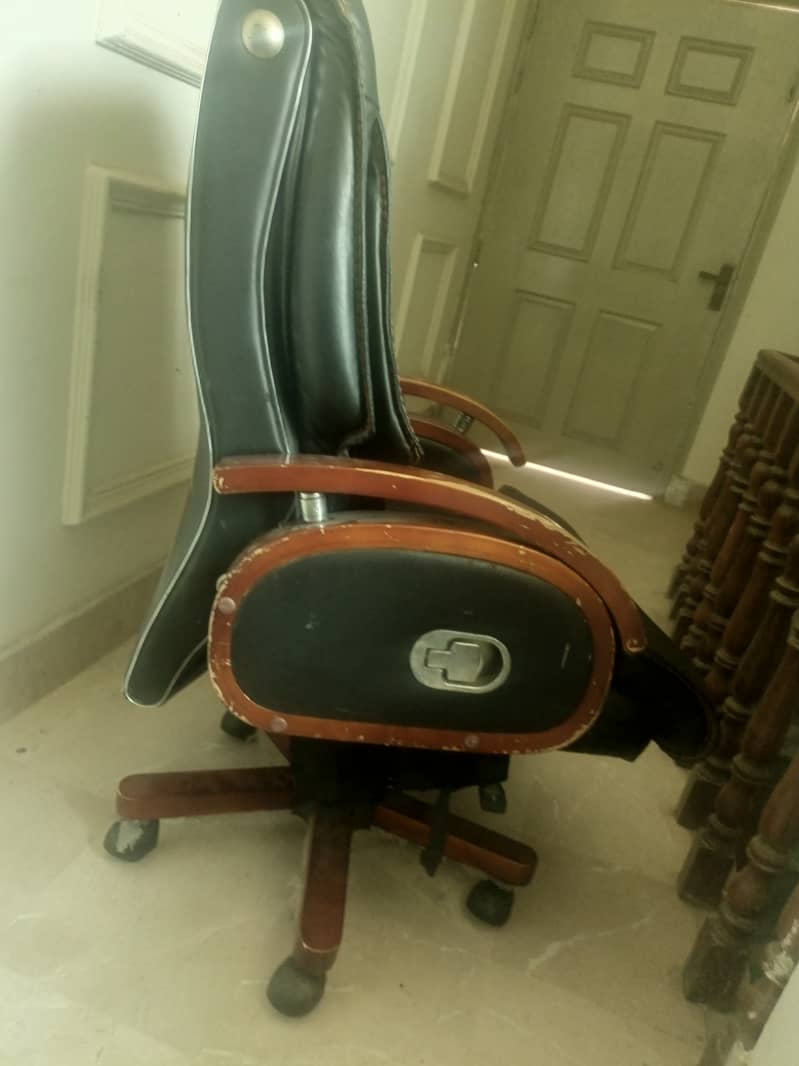 Office Executive/ Boss chair in good condition is up for 1