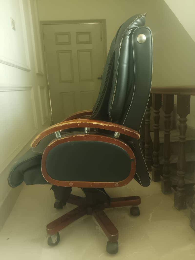 Office Executive/ Boss chair in good condition is up for 3