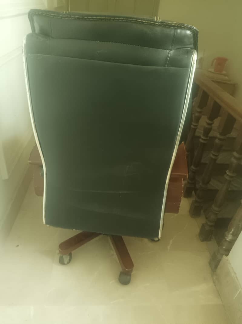 Office Executive/ Boss chair in good condition is up for 4