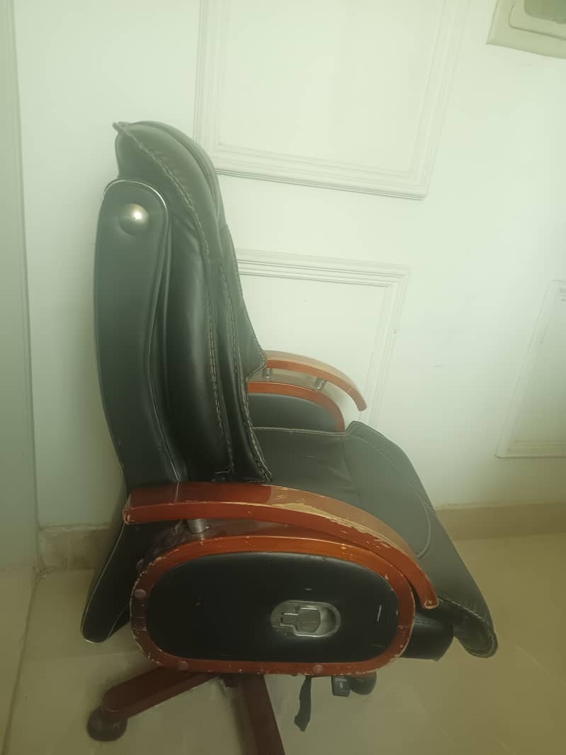 Office Executive/ Boss chair in good condition is up for 5