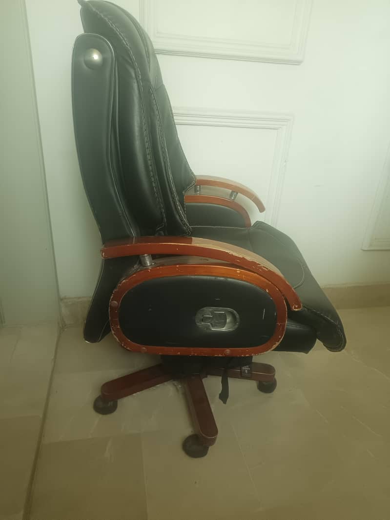 Office Executive/ Boss chair in good condition is up for 6