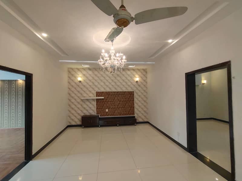 10 Marla House For Sale In Bahria Town Lahore 7