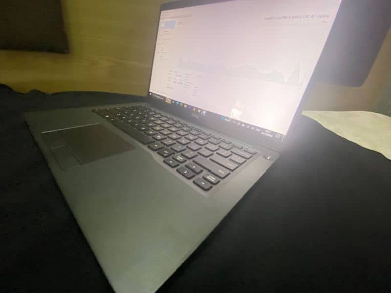 Dell Latitude 7400  Sleek and  Business Laptop with Long Battery Life 3