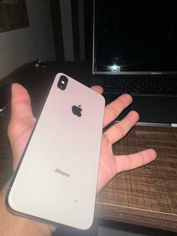 iphone xsmax pta approved screen mein upper coner pe dot he 1