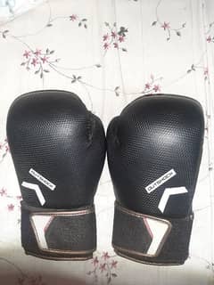 32 inches leather boxing bag with pair of gloves in a good condition