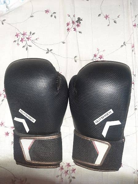 32 inches leather boxing bag with pair of gloves in a good condition 0